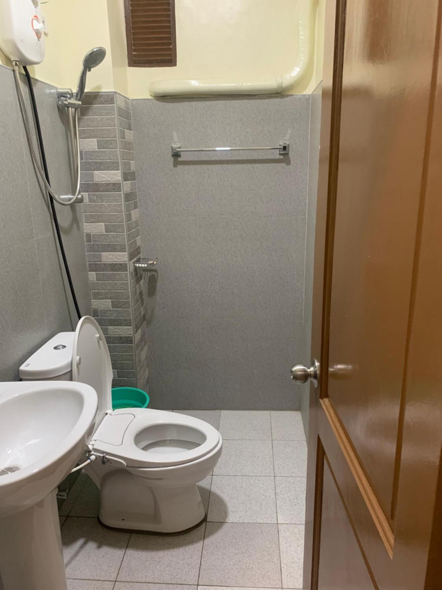 Zl Travelers Inn Batuan Экстерьер фото