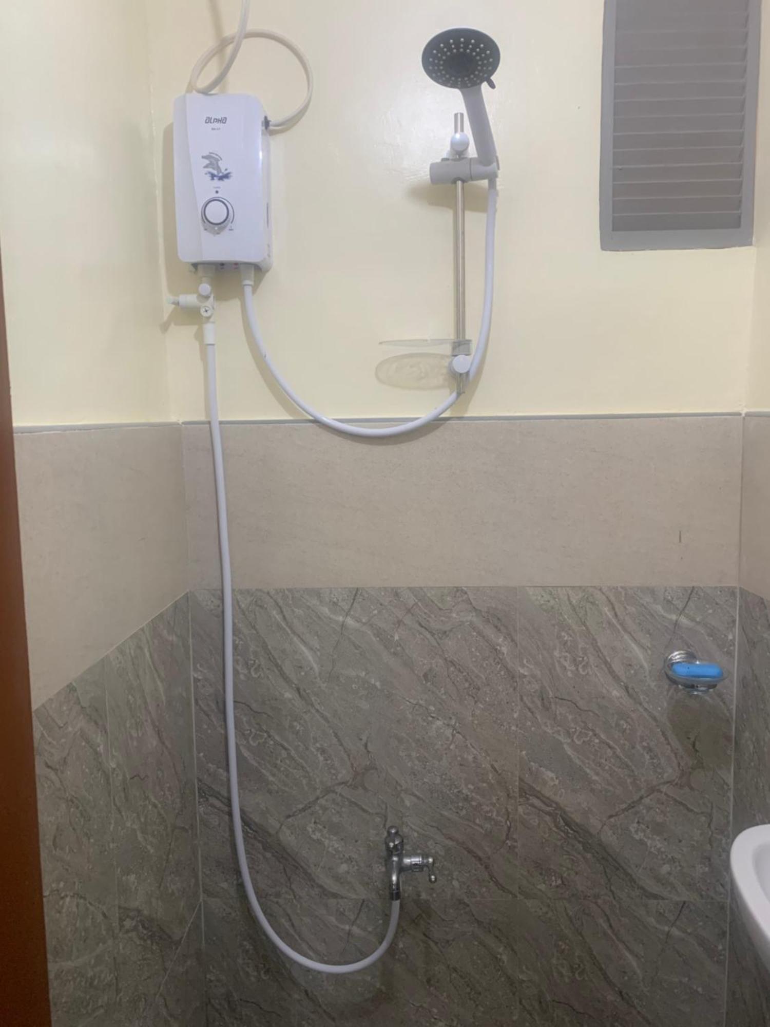 Zl Travelers Inn Batuan Экстерьер фото